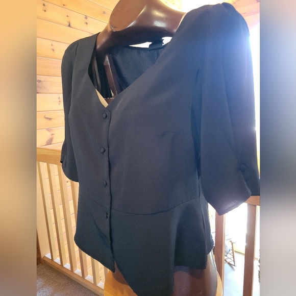 💰⏳️Sweet little black blouse with beautiful shape by Worthington size med - Picture 2 of 5